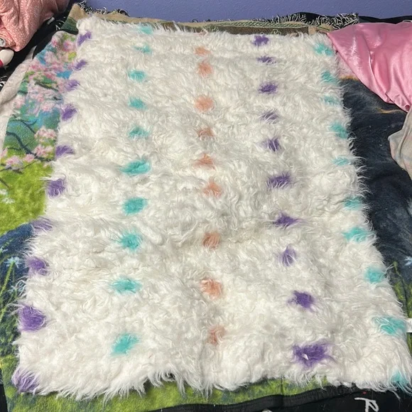 FUZZY RUG - Picture 1 of 3
